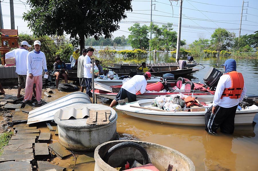 ช่วยกันโหลดถุงยังชีพลงเรือกันแล้ว :blush: