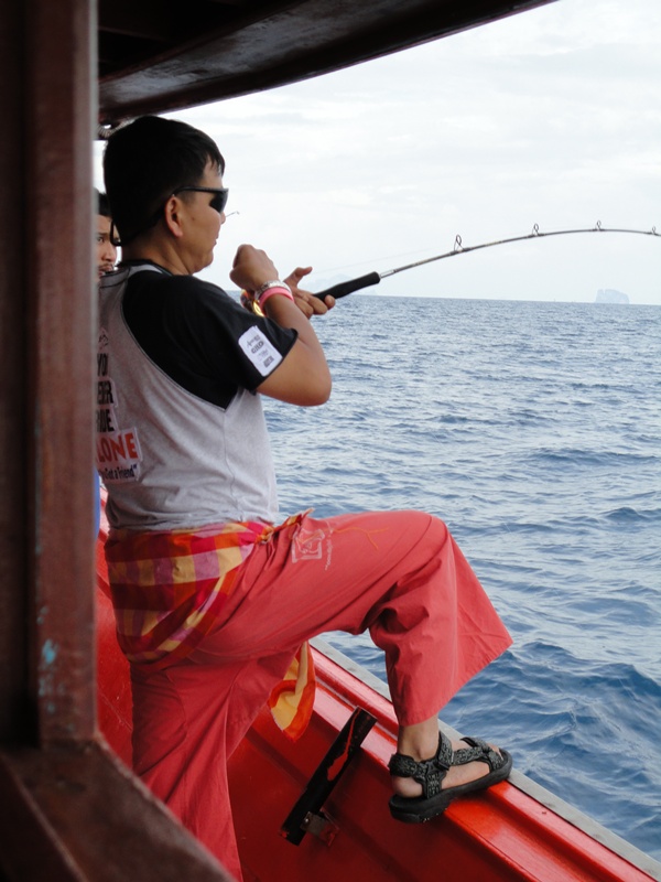 เฮียกบ ครับ กำลังอัดปลาอยู่ ตัวนี้ใหญ่น่าดูเลยครับ  :ohh: :ohh: