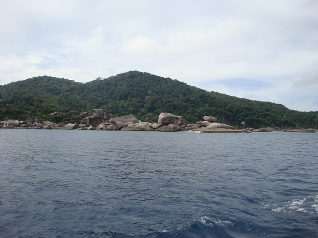 หลังจากเราว่ายน้ำขึ้นเกาะแปดแล้วเดินไปนั่งกินบรรยากาศบนหินเรือใบ
เราก็ไปยังเกาะลูกถัดไป เพื่อเล่นน้
