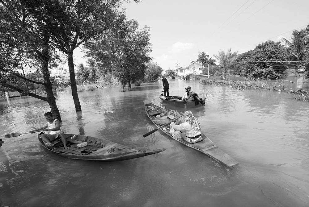 เราแจกเรือลำนี้เป็นลำสุด หลังจากนั้นก็พากันเดินทางกลับ