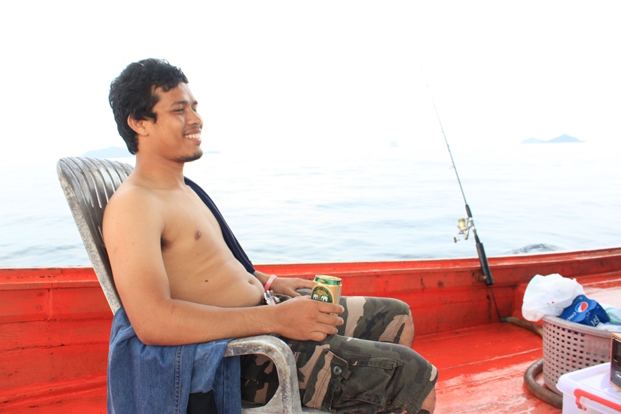 เราลงเรือเล็กที่ท่าเรือแต่ฝนตกหนักเลยไม่ได้ถ่ายรูปตอนขนของครับ คนเปียกครับเลยอยู่สภาพนี้