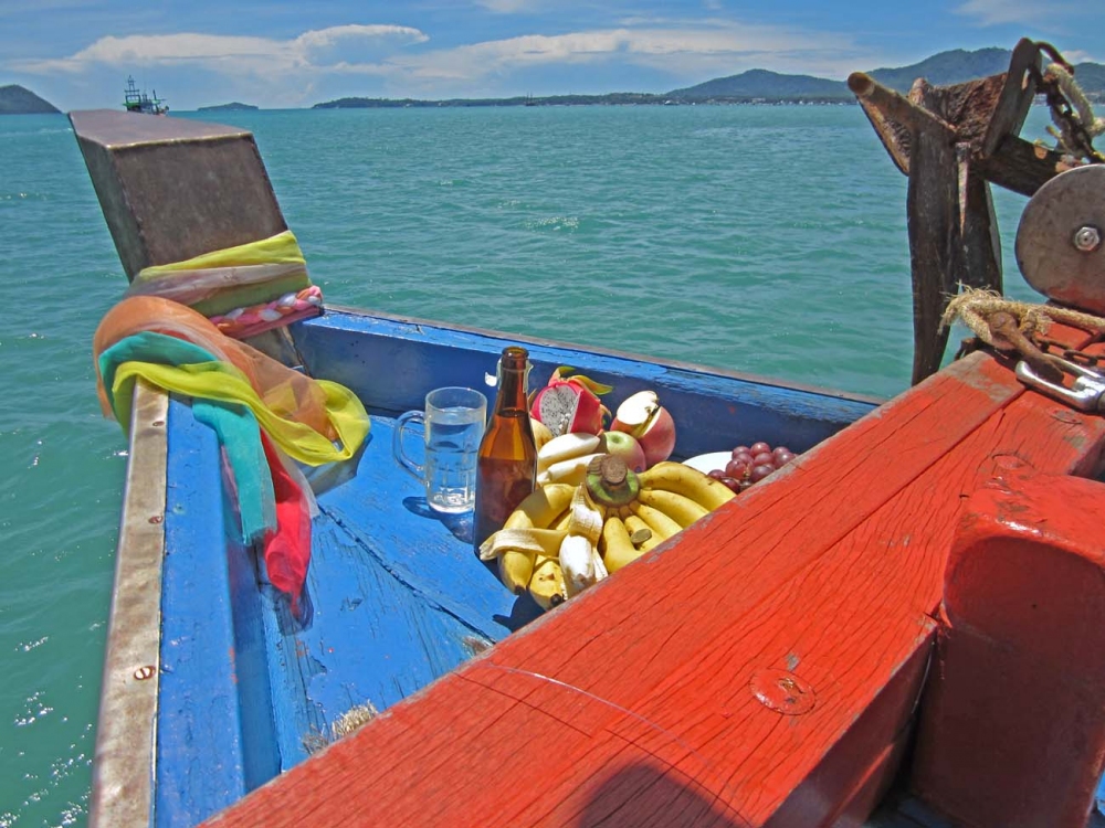 จัดการเตรียมของไหว้หัวเรือเพื่อเป็นการขอพรให้โชคดีมีชัย :smile: :smile: :smile: