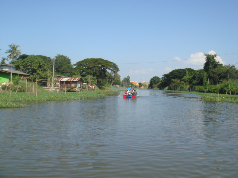 ขับไปซักพักเห็นเรืออะไรไกลๆ