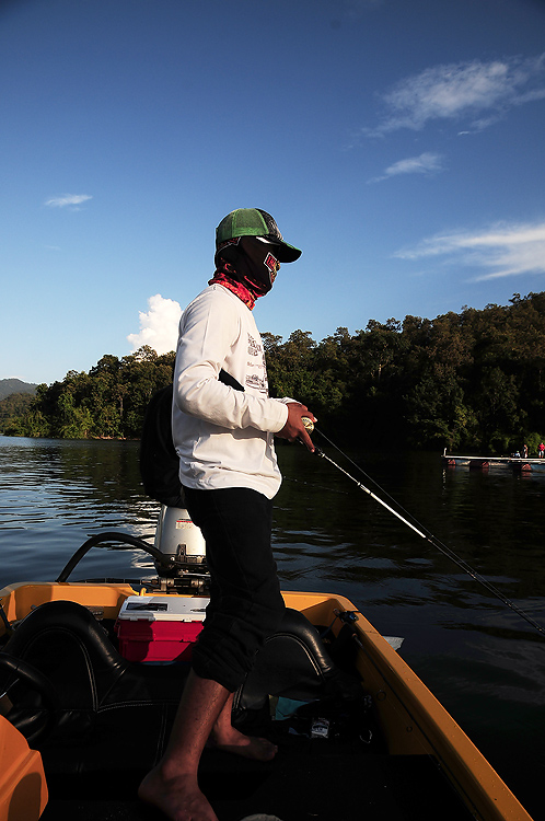 เริ่มปล่อยตัวตอนเทียงครับ  เรือเร็วออกก่อนเลย  ปรี็ดดดดดดดดดด  มาถึงเลยคนแรกแต่ปลาได้เกือบคนสุดท้ายๆ