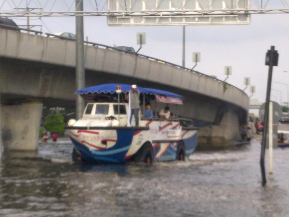 พบรถหรือเรือไม่รู้  วิ่งช่วย เหลือผู้ประสบภัย  อยู่