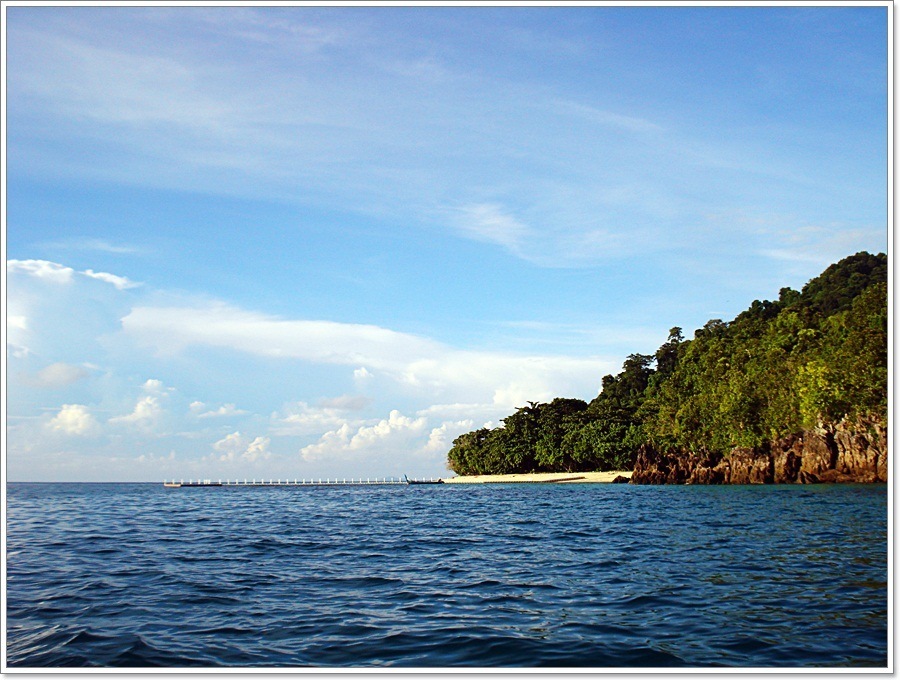  [b]บริเวณ หน้าอ่าวเกาะบุโหลนไม้ไผ่ คับ

เกาะเล็กๆที่...คับคั่งไปด้วย นักท่อง-ทราย-เนียน..และสายลม