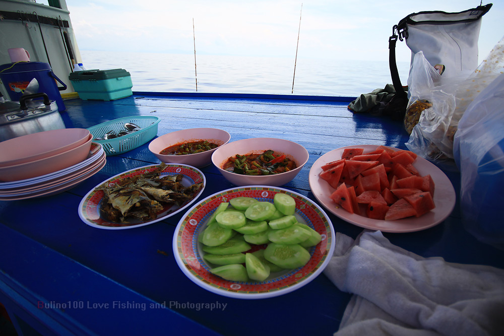อาหารมื้อเที่ยงมื้อแรกบนเรือครับ  ง่ายๆแต่อร่อยสุดๆๆๆๆ  (  ที่ผมมาก็เพราะว่ารอเวลานี้แหละครับช้อบชอบ