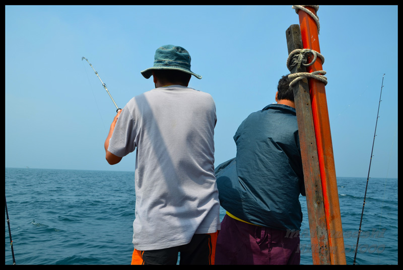 ซักพักท้ายเรือก็วุ่นวายอีกเเล้ว ...

จะเป็นปลาอะไรอีก

ยืมเรือเค้ามาเรือลำนี้เล็กกว่าเรือไต๋อ่อน