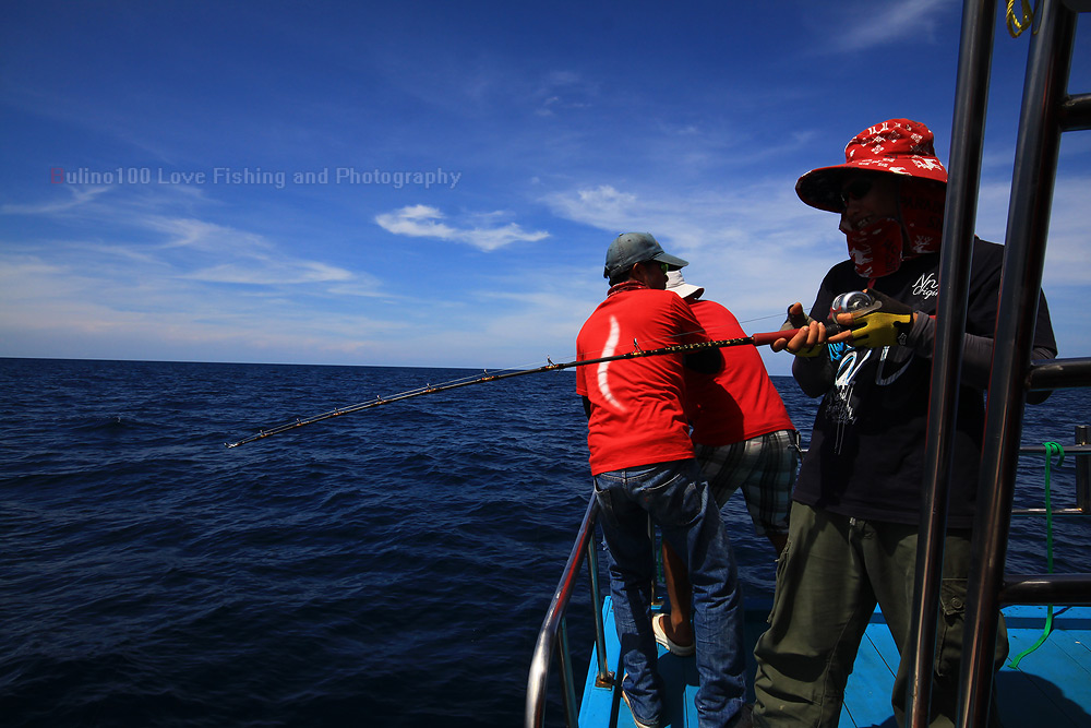 ช่วงนี้ชุลมุลครับดดนกันรอบเรือ บางจังหงะผมก็ต้องวางกล้องไปช่วยกันอัดปลาครับนี่พี่ต่อเอาปลาขึ้นเสร็จพ