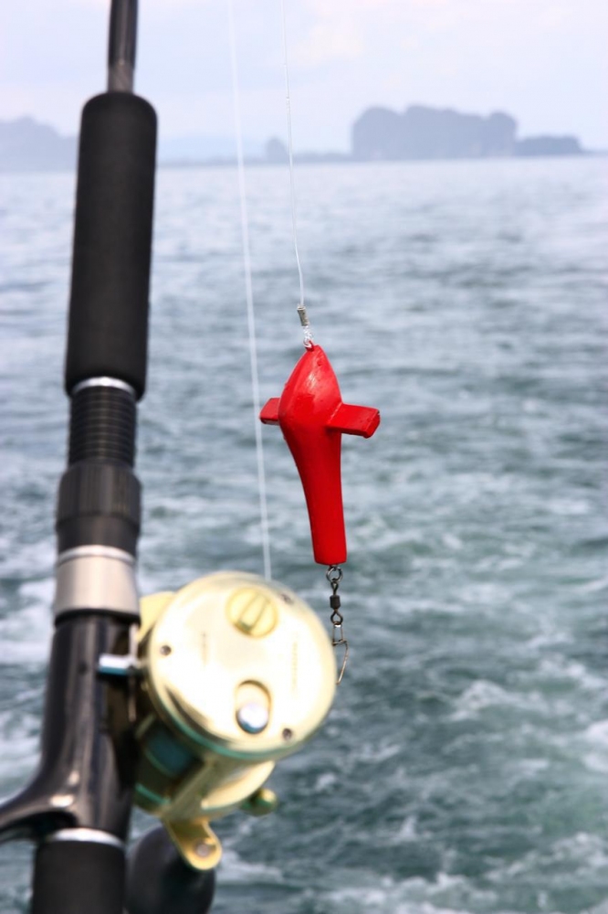 ชุดลากซึ่งสามารถใช้งานได้ครอบคลุมในทุกท้องทะเล คงจะหนีไม่พ้นชุดเบิรด์พ่วงหมึกปลอมหลากสี อุปกรณ์ตกปลา