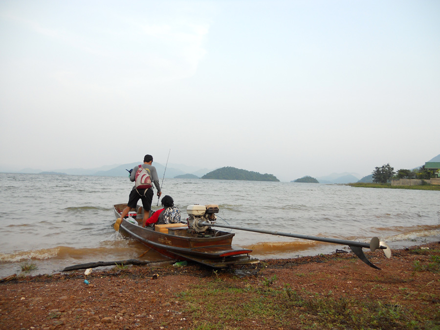 
   ยามเช้าลงเรือไปเที่ยวทะเลกันครับ.........อะจึ๊ย..!!!  มายช่าย  แก่งนี้หละ แต่ลมแรงในยามเช้ามากๆ