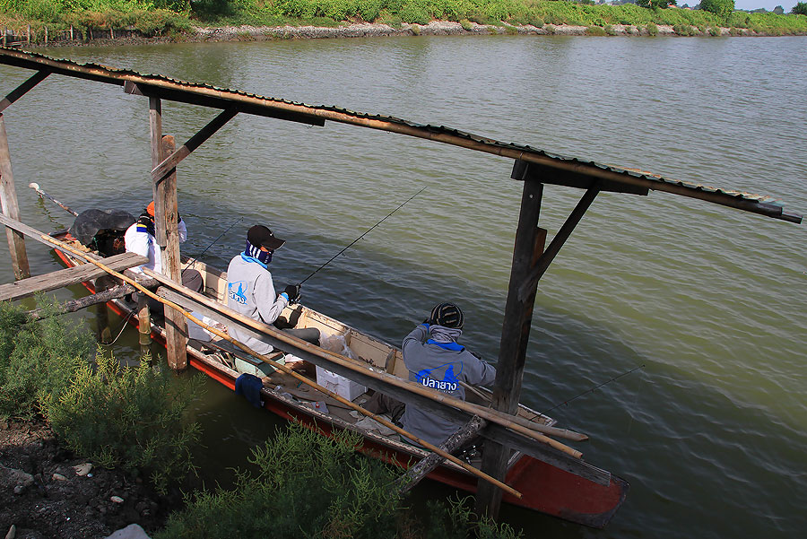 ในเรือที่จอดอยู่ริมตลิ่ง ก้อมีคนไปยึดไว้หมดแระ...
 :grin: :grin: :grin: