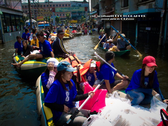 เป็นขบวนเหมือนเดิมแต่ใช้คนจูงเรือเอาครับ