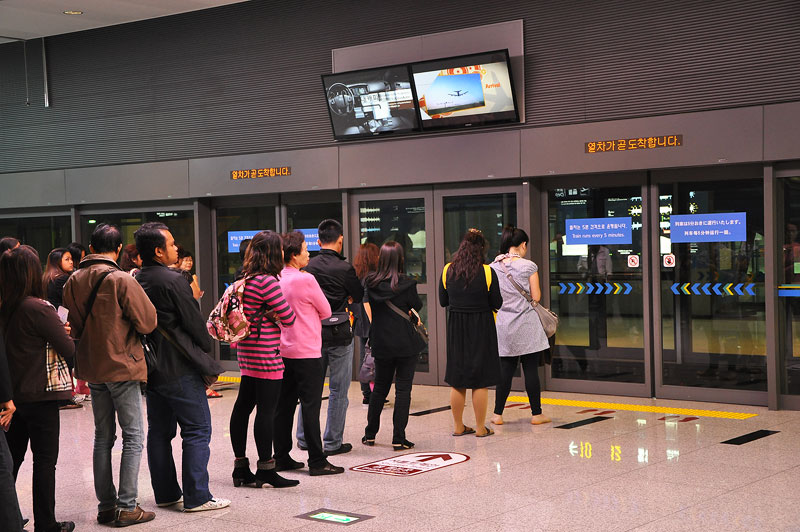 ถึงสนามบินอินชอน ออกจากเครื่องที่เทอร์มินัล 2 เลยต้องรอรถไฟฟ้ามารับก่อน  :smile: