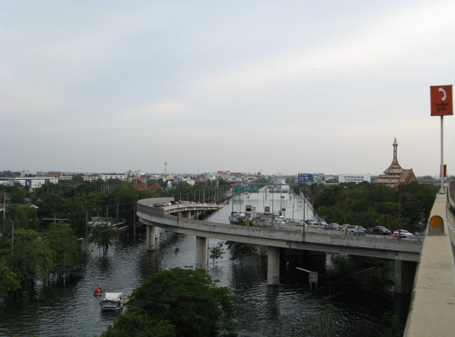 ตรงอนุสรณ์สถาน  ซ้ายเป็นสนามกีฬากองทัพอากาศ