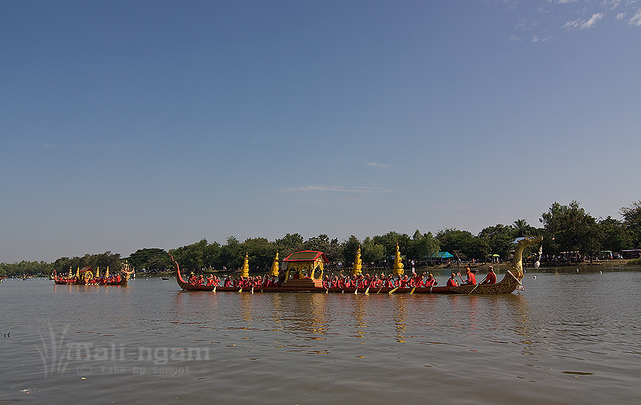 เริ่มงานพิธีแล้วครับ....ขบวนแห่เชิญถ้วยพระราชานฯ