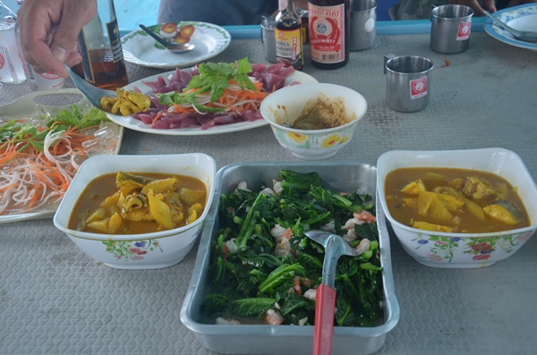 มื้อแรก..บนเรือ :umh: :umh: