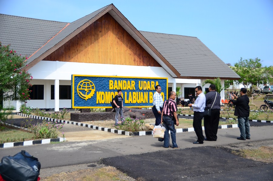 ถึงสนามบิน BANDAR UDARA(KOMODO LABUAN BAJO) ซึ่งเป็นจุดหมายปลายทางของเรา สนามบินนี้อยู่ทางด้านทิศตะว