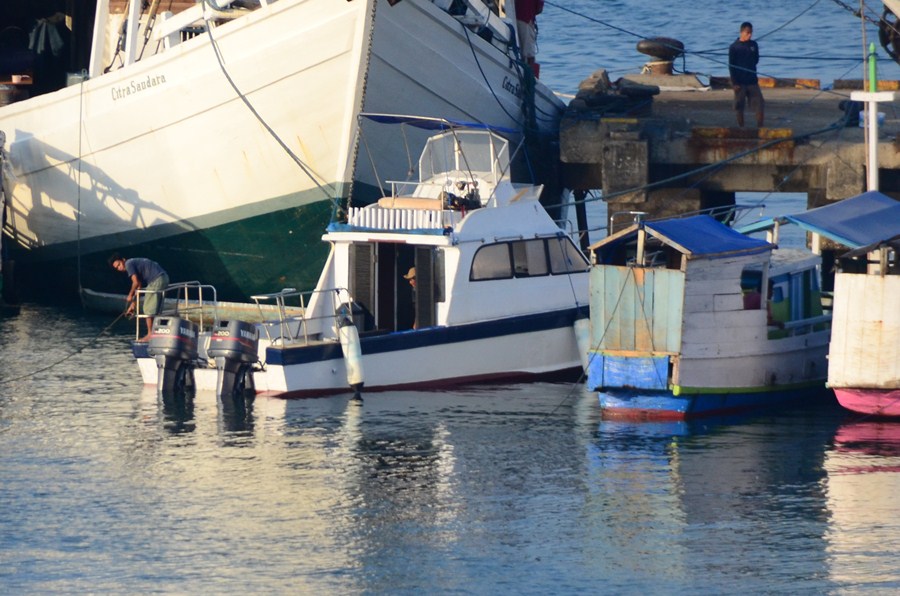 ก่อนเที่ยงเรือก็มารอเราอยู่ที่ท่าเป็นที่เรียบร้อย เรือตกปลาลำนี้ตรงต่อเวลามากๆ มารอพวกผมทุกวันไม่เคย