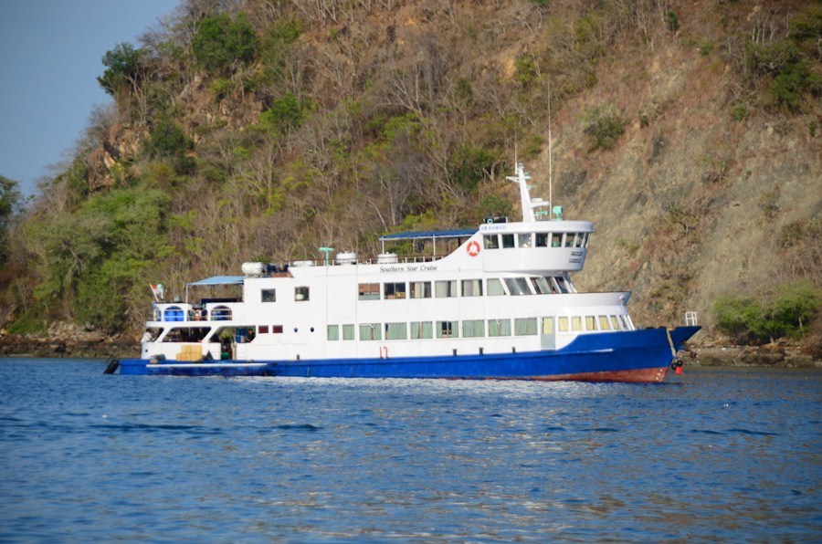 วิ่งผ่านเรือแม่(Mother Boat) ของ Southern Star Cruise ที่จอดอยู่ในอ่าวรอพานักดำน้ำไป Long Trip เจ้าข