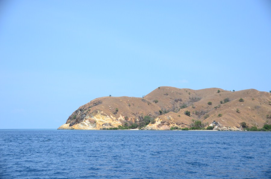 วันนี้มีเวลาตกปลาแค่ครึ่งวันเลยออกมาตกทางด้าน Flores sea ก่อน มีหมู่เกาะและโขดหินเล็กๆ จำนวนมาก  Kom