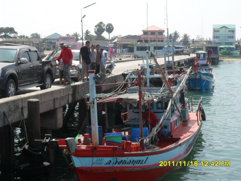 เรือเดิม ไต๋เดิมครับ ตอนไปไต๋ไม่มีแขกเลยลงเรือได้เร็วแถมยังออกไปไดน์หมึกไว้รออีก ลงของเสร็จก็วิ่งเข้