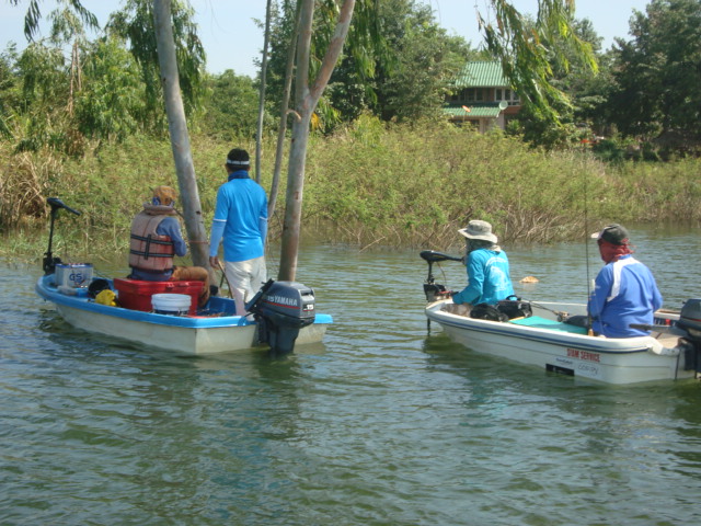  [b]เรือน้าป๋อง กับ เรือน้าหนอน เข้าเทียบหาที่ทานข้านเที่ยงกันแล้ว[/b]