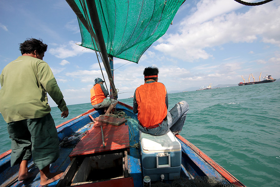 
 [b]  ราวๆบ่ายโมงครึ่ง

ปลาฉวยเบ็ดพร้อมๆกันรอบลำเรือ  

ทีแรกนึกว่่าสายพันกัน  แต่พอไขว้กันแล้