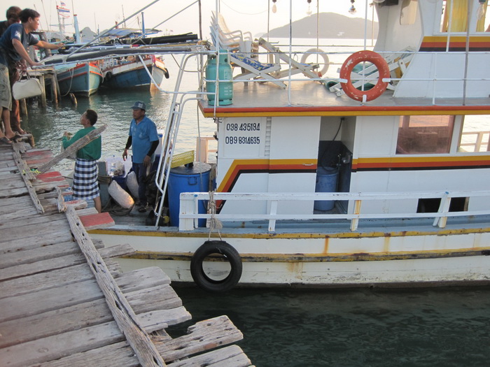 ไต๋มารอที่เรือ  หลังจากเจอกันที่รถ  ให้เด็กเข็นของมาลงเรือ งานชุกจริงๆๆช่วงนี้    :cheer: :cheer: :c