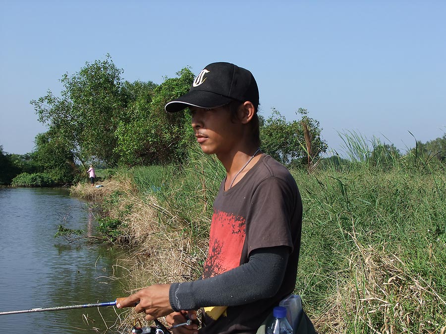 [b]คนนี้ก็ น้าเบล (bangkhot) คร๊าบ ครั้งนี้เป็นครั้งแรกที่ออกตกปลาเป็นแบบ จัดทริพ ครับ อิอิ[/b]
:co
