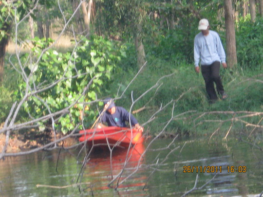 เหยื่อติดกิ่งไม้ในบ่อคับต้องใช้เรือ :laughing: :laughing: