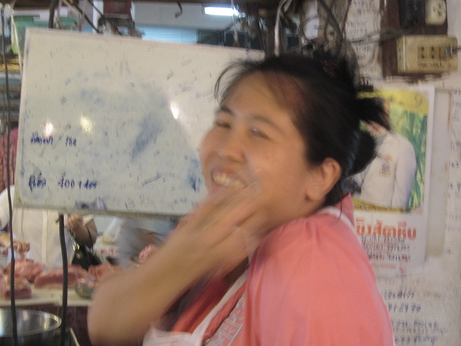 แม่ค้าหมูในตลาดสัตหีบ ปากร้ายมั่กๆ :laughing: :laughing: :laughing: