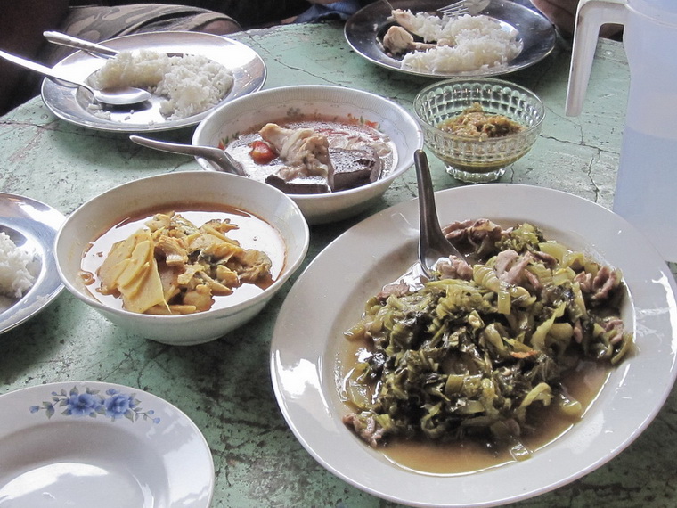 ลากันด้วยภาพนี้ก็แล้วกันนะครับ  [b]อาหารพื้นๆแต่ทำจากใจ[/b] 

ขอขอบคุณพี่ๆน้องๆชาว Siam fishing ที