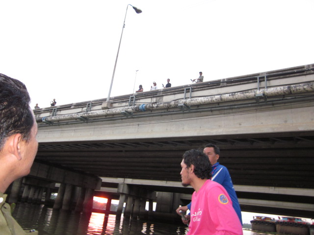มาถึงสะพานข้ามแม่น้ำบางปะกงยังมีเพื่อนสมาชิกตกปลาอยู่หลายท่าน :cheer: :cheer: :cheer:
