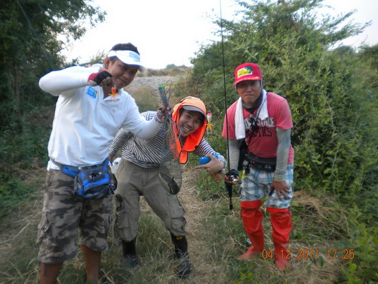 3 หนุ่ม 3 ตัว ไม่ใช่คนละ3 นะครับ คนละตัว มาเอามันส์ดีไม่เอาแหว :laughing: :laughing: :laughing: