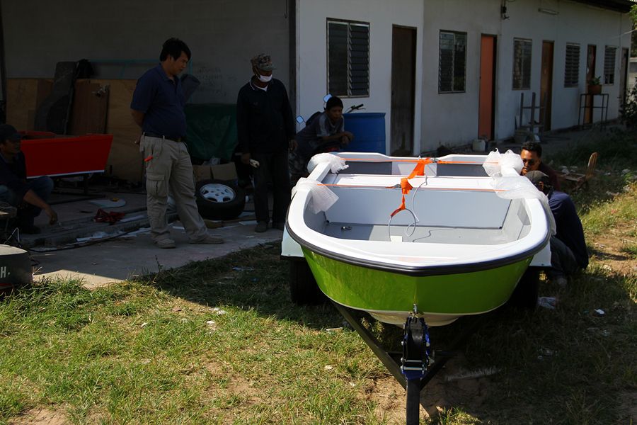 ด้านหน้า เรือ ไม่เล็ก ไม่ใหญ่ กะทัดรัด  สมกับ ECO-BOAT 
ส่วนน้าเสื้อน้ำเงิน ยืนให้กำลังใจพี่หมู แบบ