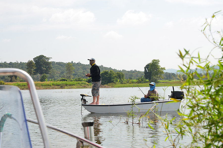 ดูตอนเรือวิ่งแล้ว คราวนี้ทดสอบการตีเหยื่อบนเรือครับ  น้าคิดยืนบนหัวเรือสบาย  เอาเป็นว่ายืนสองคนมุมไห