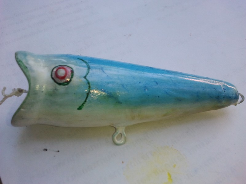 [b]ส่วนตาปลา เอาปากกากันน้ำเขียน[/b]
ที่ท่านเห็นสีฟ้าที่ตัวปลา ก็มาจากสีของปากกาเจลสีน้ำเงิน