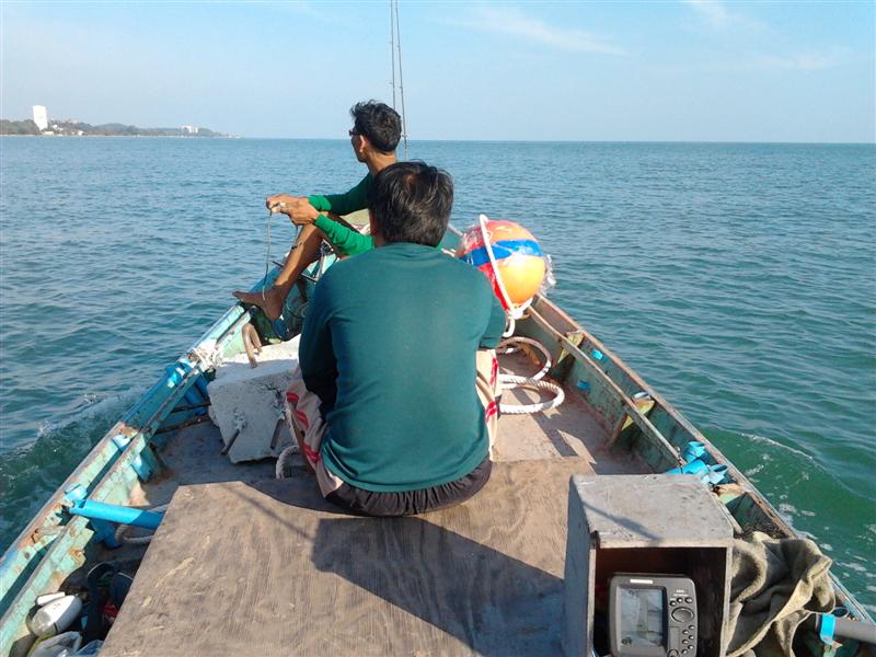 เป้าหมายที่กำหนดไว้ต้องวิ่งเรือออกไปอีก 4-5 กิโลเมตร   :grin:  :grin: