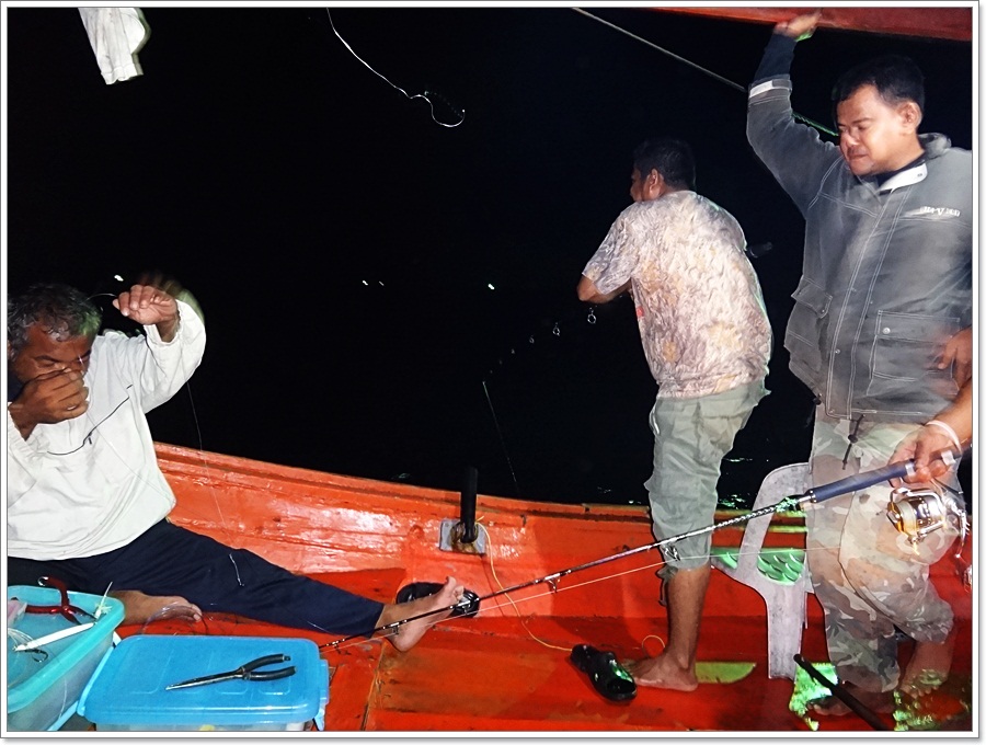  [b]ค่ำคืนนั้น บังหลี บ่าวจุมโพ๊ย เจ้าอาร์ต ช่วยกันปลดปลา ตักเหยื่อ ผู้เบ็ด มัด ส..ลิง ฯ

"ทีมเวิ