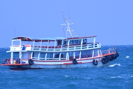 ข้ามเรือที่แหลมบาลีไฮ 30 บาท นั่งเรือประมาณ 40 นาที ครับ ต่อที่เกาะล้าน :spineyes: