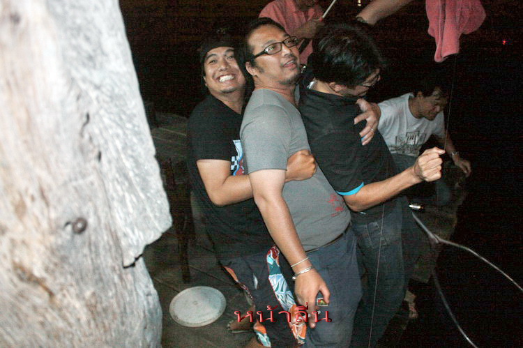 กลัวพี่หล่นน้ำเหรอไอ้น้อง ประกบแน่นเลยนะ
 :grin: :grin: :grin: :grin: :grin: