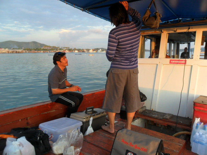 

ตัดภาพมาที่เรือเลย ครับ     :grin:


เรือออกแล้วเน้อ   :laughing: :laughing: