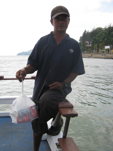 ....เนี่ย!!!!!..ก้อเป็นธรรมเนียมเหมือนกัน..เวลาเข้าฝั่งพม่า....
....น้ำใจเล็กๆน้อยจากนักตกปลาชาวไทย