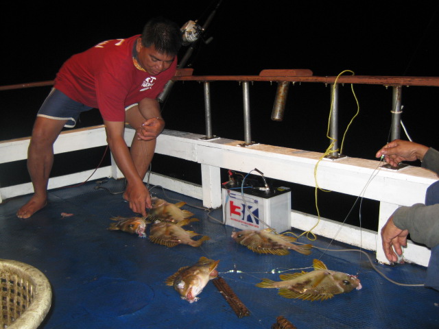 ....ณ ที่ท้ายเรือ ลองสังเกตดูนะครับ....
....คนที่เคยไปพม่าเกิน 5 ครั้ง..เขาตกปลาอะไรกัน.... :cheer: