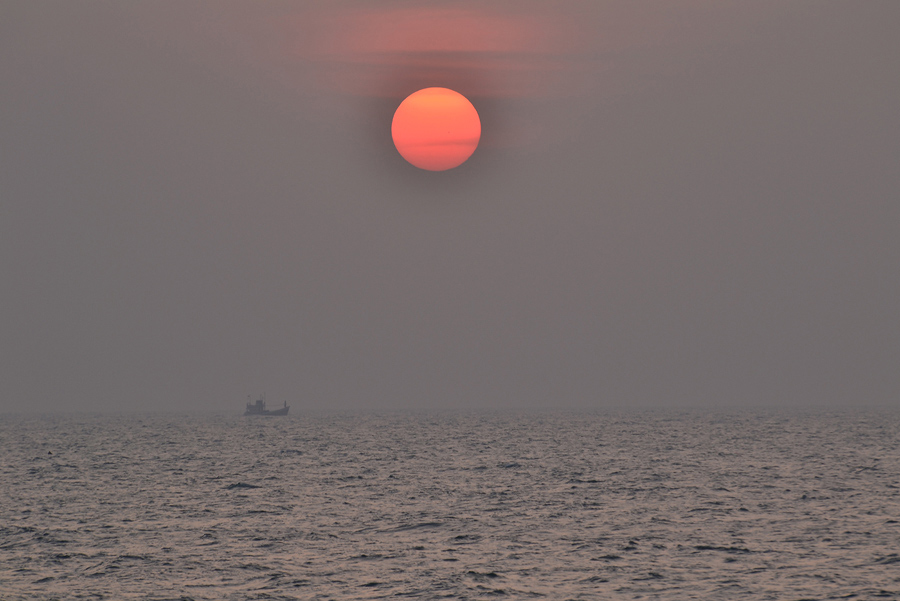 ลากันด้วยภาพพระอาทิตย์ตกพร้อมกับเรือประมงที่เริ่มจะออกไปหาปลา ตามวิถีของชาวเล ครับ แนะนำวิจารณ์รูปได