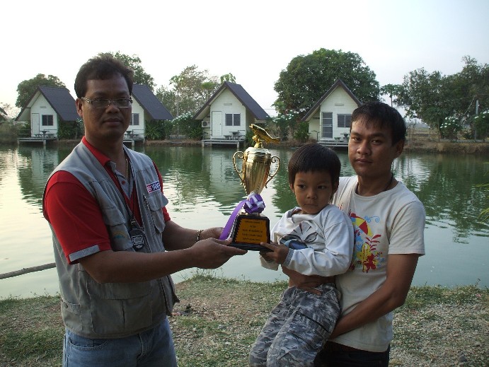 และแช้มป์ปลาไซ้ส์รองชนะเลิศอันดับสองด้แก่
น้าพงษ์ บกด.ให้หลานชายตัวนำโชคมารับ
เงินรางวัล 10,000 บา