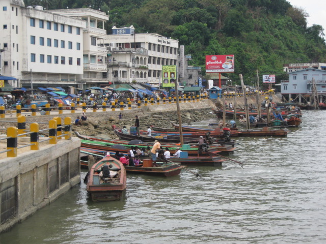 ....บรรยากาศริมท่าเรือเกาะสอง..จ๊อกแจ๊ก..จอแจ..วุ่นวายเหมือนบ้านเรา.....
....ซื้อของแถวนี้ใช้เงินไท