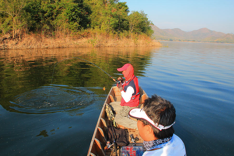  [b]+++เสียงหัวเรือ..และท้ายเรือ..ส่งเสียงพร้อมๆกันอีกต่างหากว่า.."เสมอแล้วคร้าบบบบ"[/b] :grin: :g