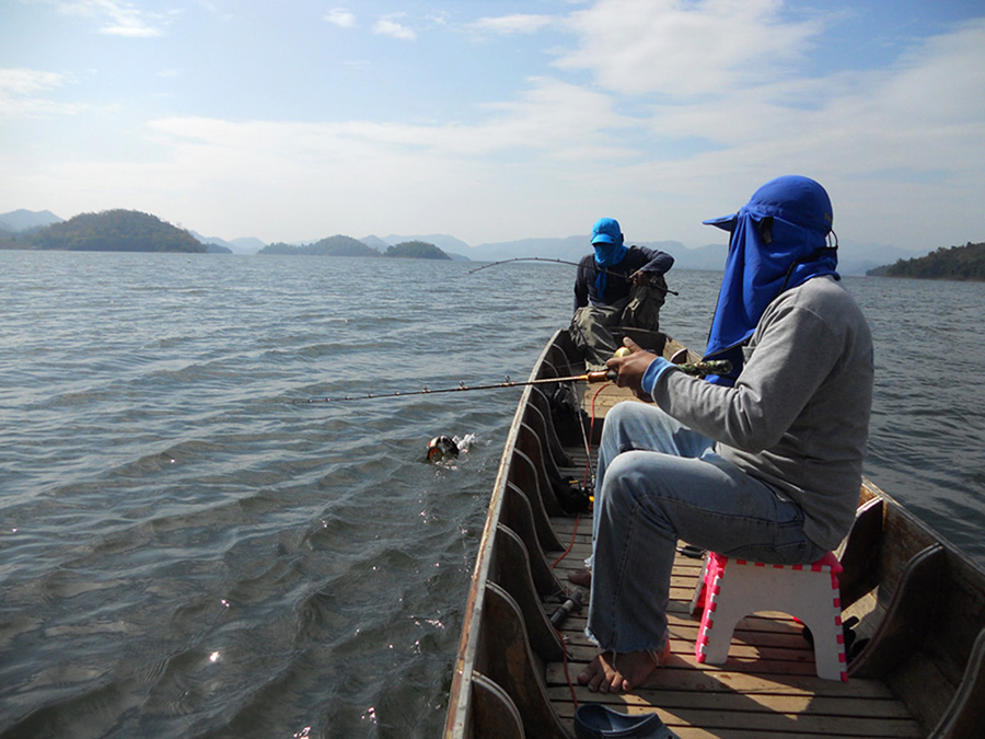 
   ลอยเรือมาแถวไหน ก็โดนซะ..... เอาขึ้นมาหล่อๆซิครับ น้าเอก  ... :love: